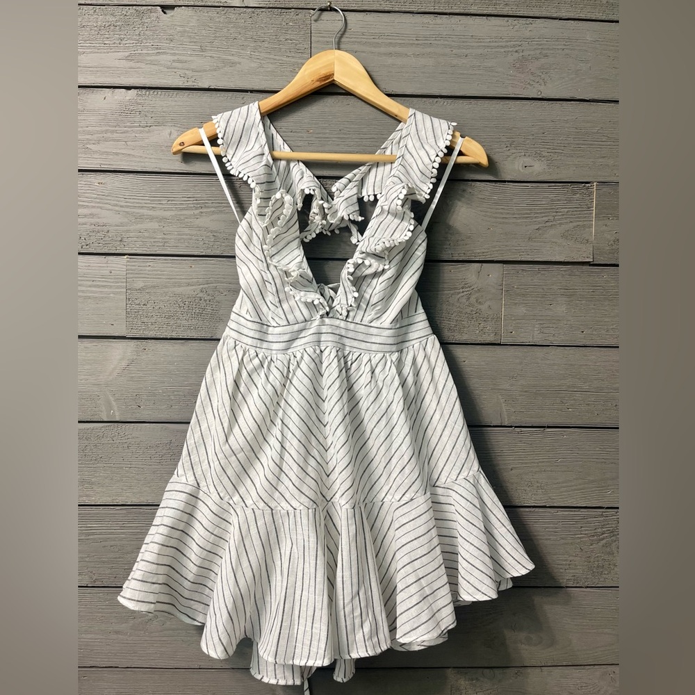 Selfie Leslie White Linen Striped Shorts Romper Criss Cross Back Sz M Summer - Picture 3 of 15